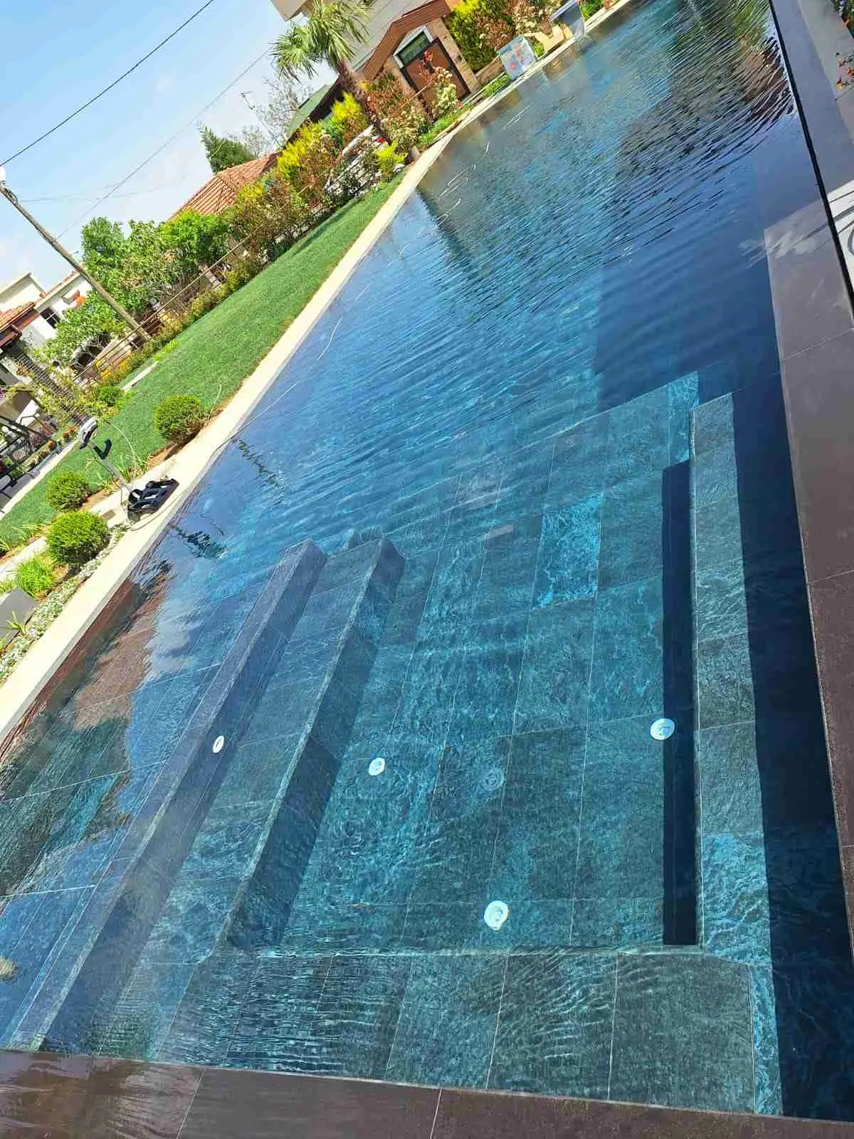 Temiz ve berrak suyuyla göz alıcı bir yüzme havuzu